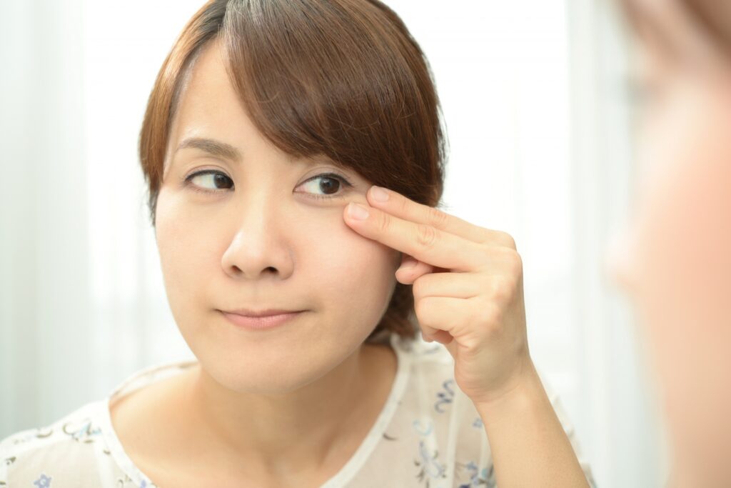 目の下のくぼみの原因は?原因別の改善策と受診目安を解説