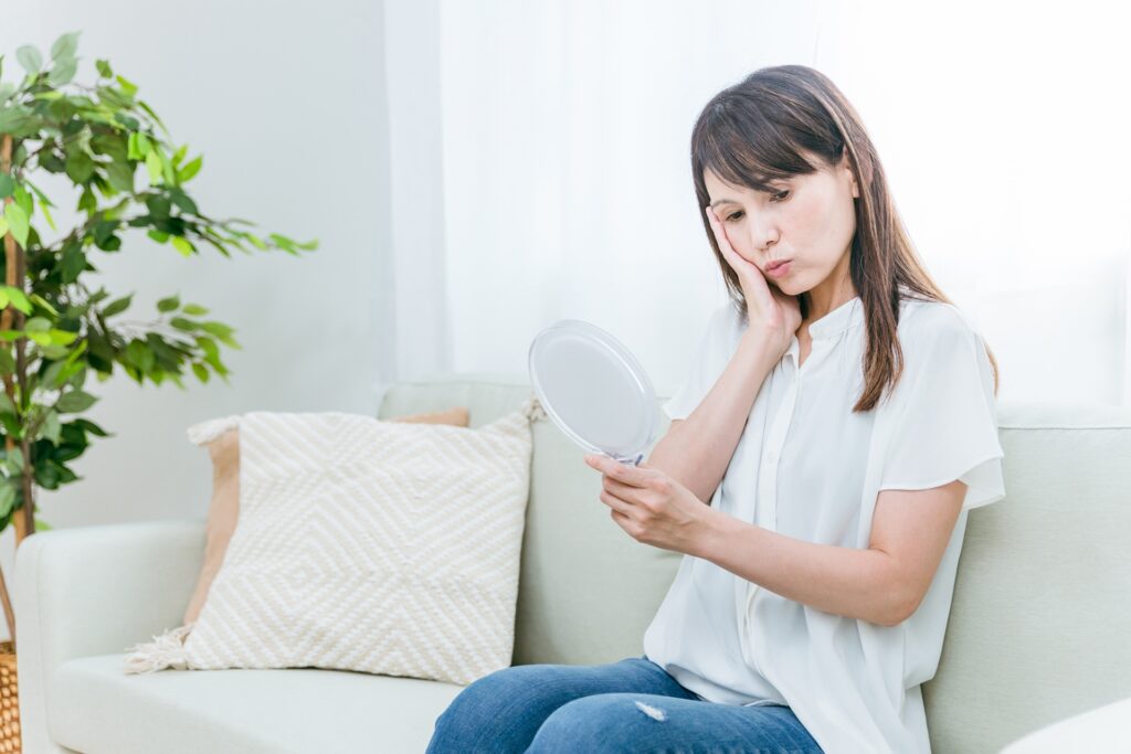 ほくろ除去のダウンタイムはどれくらい？経過・赤み・メイクOK時期を医師が解説