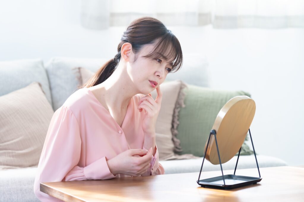 ほくろをなくす方法は？施術方法や施術後の経過を解説