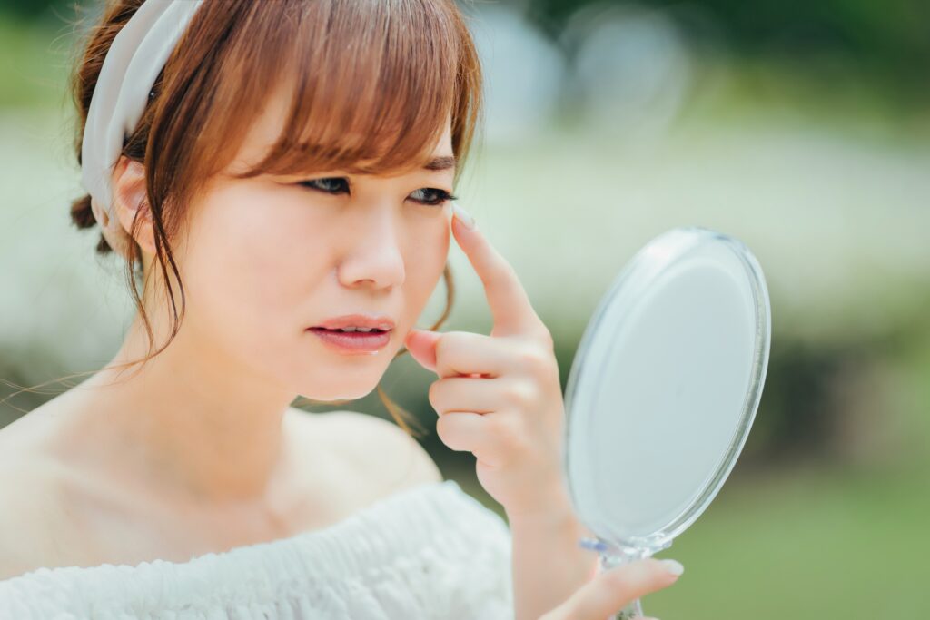 「目の下のふくらみ」放置しないで！専門医が教える原因と治療法まとめ