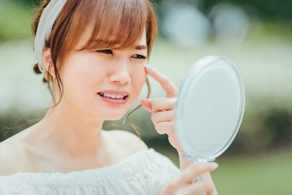 クマ取りのダウンタイムは本当にひどい？腫れ・内出血の症状と負担を抑える治療選び