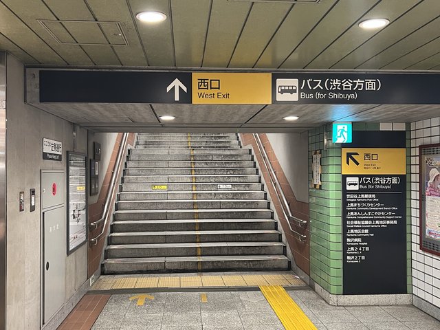 西口の階段とエスカレーター
