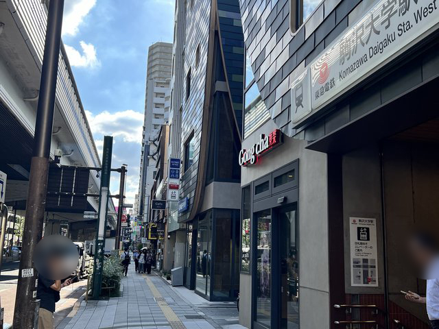 西口を出て右方向の歩道