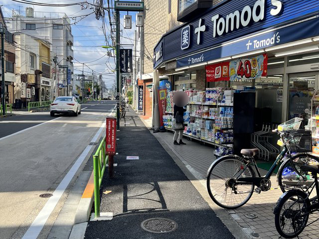 自由通り沿いのドラッグストア