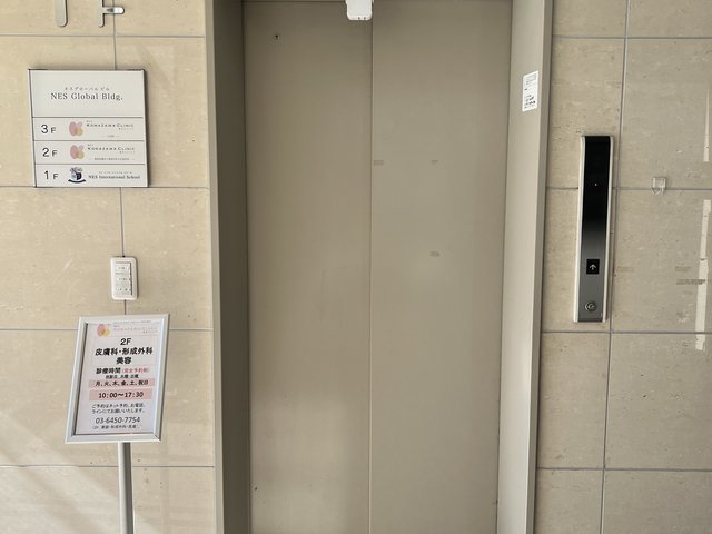 ビル奥のエレベーター